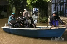 Người dân khu vực đường Mẹ Suốt chạy lụt trong đêm.