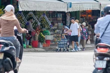 Du khách tràn xuống lòng đường do vỉa hè bị lấn chiếm tại chợ Hàn.