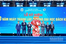 Trường đại học Bách khoa, Đại học Đà Nẵng đón nhận lẵng hoa chúc mừng của Bộ Giáo dục và Đào tạo.