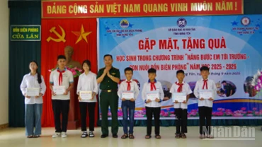 Lãnh đạo Bộ đội Biên phòng tỉnh Hưng Yên trao quà đầu năm học mới cho học sinh vùng biên giới biển tỉnh Hưng Yên.