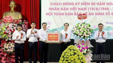 Thường trực Ban Bí thư Trần Cẩm Tú tặng hoa, tặng quà Đảng bộ, chính quyền xã Đông Hưng (tỉnh Hưng Yên).