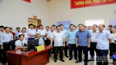 Lãnh đạo tỉnh Thái Bình dự buổi diễn tập thử nghiệm mô hình hoạt động của cơ quan Đảng, chính quyền, Mặt trận Tổ quốc xã Long Hưng.