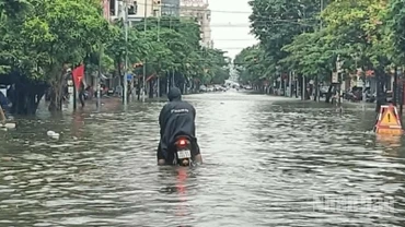 Nhiều tuyến đường ở Hưng Yên mênh mông nước.