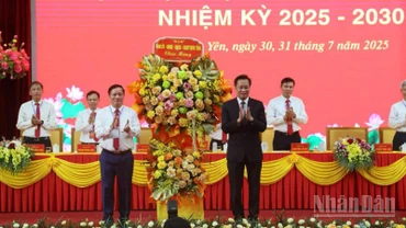 Đồng chí Nguyễn Hữu Nghĩa, Bí thư Tỉnh ủy Hưng Yên tặng hoa chúc mừng Đại hội.
