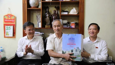 Đồng chí Nguyễn Khắc Định, Phó Chủ tịch Quốc hội (bên phải) tặng quà thương binh Phạm Văn Lương, thôn Minh Hòa, xã Vũ Thư (tỉnh Hưng Yên).