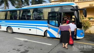 Hơn 20 cán bộ, công chức thuộc Sở Xây dựng tỉnh Hưng Yên (khu vực tỉnh Thái Bình cũ) di chuyển bằng xe đưa đón sang tỉnh mới làm việc từ 6 giờ 15 phút hằng ngày.