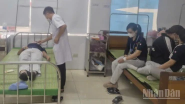 Bác sĩ Bệnh viện đa khoa Tiền Hải (tỉnh Hưng Yên) thăm khám cho công nhân Công ty Toyoda (Nhật Bản).