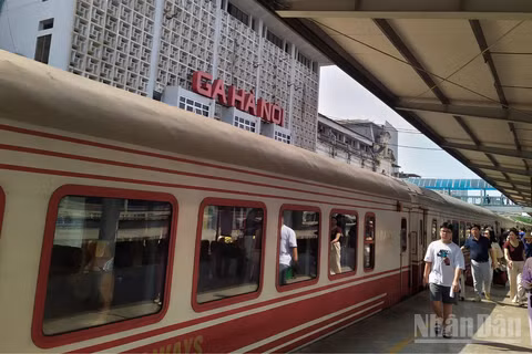 Ga Hà Nội tấp nập đón khách suốt 2 kỳ nghỉ lễ Giỗ Tổ Hùng Vương và kỳ nghỉ 30/4-1/5 năm nay.