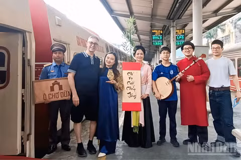 Gia đình chị Nguyễn Thị Hòa-Marc Kramer cùng các con háo hức trải nghiệm chuyến tàu '5 Cửa Ô" hành trình di sản. 