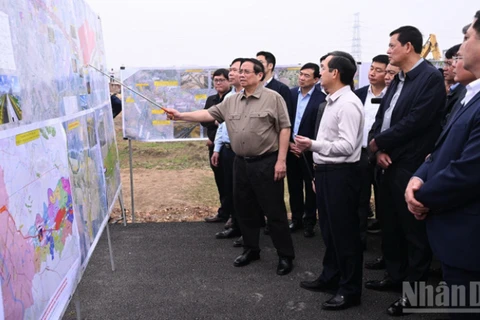 Thủ tướng Phạm Minh Chính đi thị sát, kiểm tra công trường, cho ý kiến chỉ đạo về tiến độ thi công xây dựng tuyến đường kết nối từ sân bay Gia Bình về Hà Nội. (Ảnh: Trần Hải)