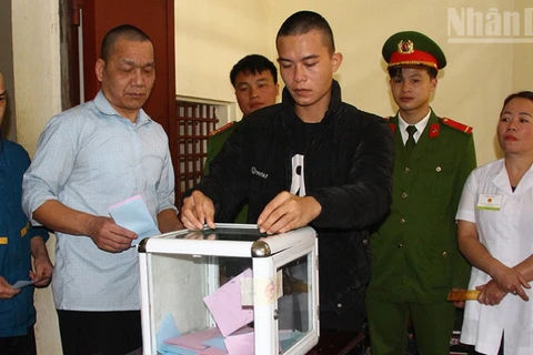 Những người đang bị tạm giữ, tạm giam tại Trại tạm giam Công an tỉnh Sơn La thực hiện quyền và nghĩa vụ công dân theo đúng quy định.