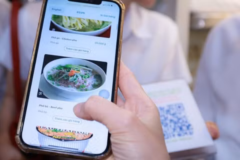 Tại mỗi ghế ngồi hoặc giường nằm đều được dán mã QR, hành khách sử dụng điện thoại quét mã để xem thực đơn, lựa chọn và đặt hàng.