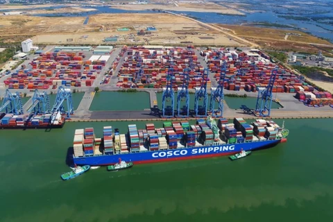 Tàu tải trọng lớn lưu thông qua cảng Cát Lái nhờ hạ tầng hiện đại.