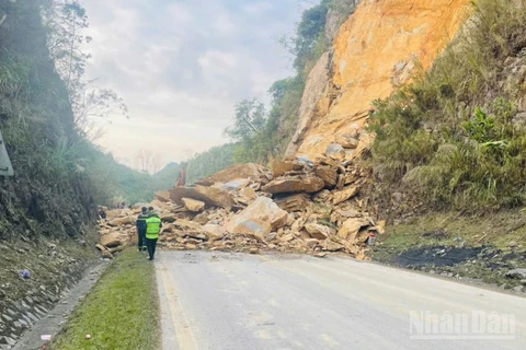 Hiện trường vụ sạt lở trên Quốc lộ 6.