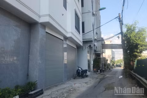 Ngõ 167 Tựu Liệt, phường Hoàng Liệt nằm ngay sát phần quây tôn thi công dự án cải tạo tuyến hạ lưu sông Kim Ngưu, nối sông Tô Lịch với trạm bơm Yên Sở. Trong ảnh có thể thấy phần sân xi-măng bị nứt vỡ từ ảnh hưởng thi công.