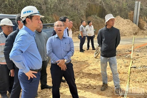 Cục trưởng Cục Đường bộ Việt Nam Bùi Quang Thái (người đội mũ trắng ngoài cùng) cùng đoàn kiểm tra đột xuất tại dự án xây dựng Quốc lộ 28B.