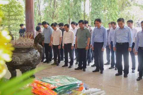 Bộ trưởng Xây dựng Trần Hồng Minh và đoàn công tác Bộ Xây dựng dâng hương tưởng niệm tại Nghĩa trang liệt sĩ Trường Sơn. (Ảnh: Báo Xây dựng)