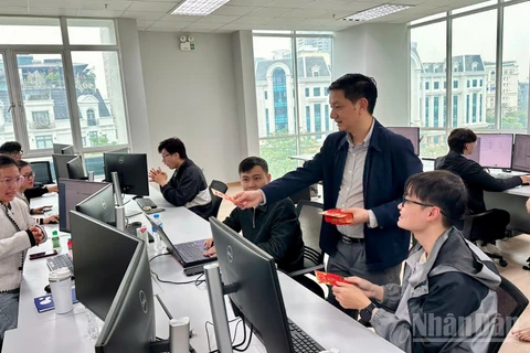 Cục trưởng Cục Đường bộ Việt Nam Bùi Quang Thái tới thăm và chúc Tết cán bộ, nhân viên Trung tâm Dữ liệu Thu phí.