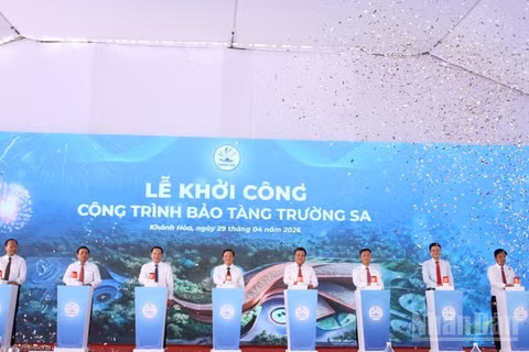 Các đồng chí lãnh đạo tỉnh Khánh Hòa thực hiện nghi thức ấn nút khởi công xây dựng công trình Bảo tàng Trường Sa. (Ảnh: NGUYỄN TRUNG)