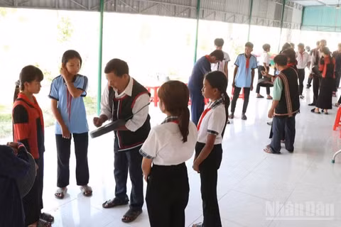 Một buổi dạy đánh mã la Trường phổ thông Dân tộc bán trú trung học cơ sở Phước Hà (xã Phước Hà, tỉnh Khánh Hòa). (Ảnh: NGUYỄN TRUNG)