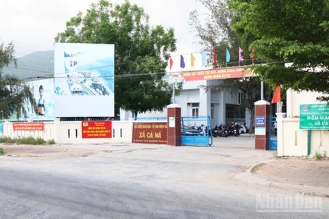 Ủy ban nhân dân xã Cà Ná (Khánh Hòa) dựng pa-nô tuyên truyền về quy hoạch các dự án trọng điểm để thúc đẩy phát triển kinh tế-xã hội của địa phương trong tương lai. (Ảnh: NGUYỄN TRUNG)