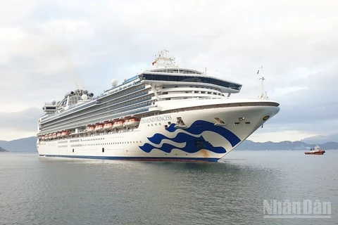 Tàu biển quốc tế Diamond Princess trên đường cập Cảng quốc tế Cam Ranh. (Ảnh: Sở Văn hóa, Thể thao và Du lịch tỉnh Khánh Hòa cung cấp)