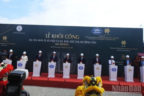 Lãnh đạo tỉnh Khánh Hòa cùng chủ đầu tư ấn nút khởi công Dự án nhà ở xã hội CT-02. (Ảnh: NGUYỄN TRUNG)