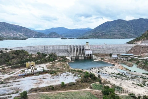 Hồ chứa nước Sông Cái - Dự án hệ thống thủy lợi Tân Mỹ, xã Bác Ái Tây (Khánh Hòa), có dung tích 220 triệu m³, tiếp nước cho hệ thống thủy nông Nha Trinh-Lâm Cấm để tưới cho 12.800ha; tiếp nước cho sinh hoạt, dịch vụ, công nghiệp, chăn nuôi, nuôi trồng thủy sản; tạo nguồn cho thủy điện tích năng Bác Ái với công suất 1.200MW và 2 nhà máy thủy điện với công suất 24MW;... đang được quản lý, khai thác hiệu quả. (Ảnh: NGUYỄN TRUNG)