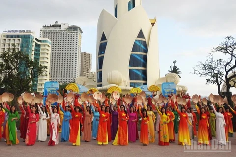 Quang cảnh khai mạc lễ phát động. (Ảnh: NGUYỄN TRUNG).