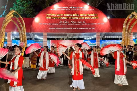 Thiếu nữ Chăm biểu diễn điệu múa truyền thống tại khuôn viên không gian trải nghiệm văn hóa của ngày hội. (Ảnh: NGUYỄN TRUNG)