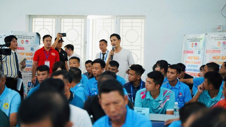 Các nhà báo trao đổi thông tin với Ban tổ chức. hb4.jpg