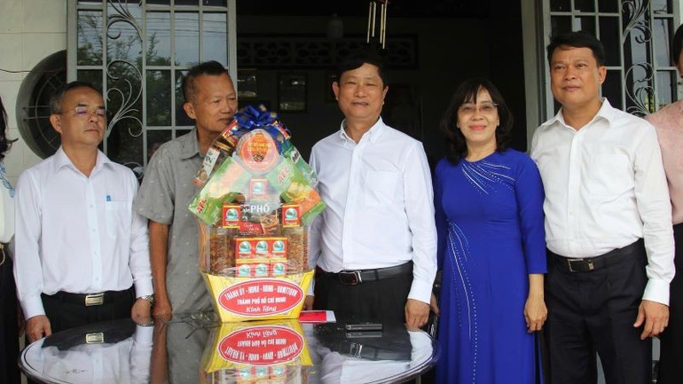 Chủ tịch Hội đồng nhân dân Thành phố Hồ Chí Minh Võ Văn Minh cùng đoàn công tác thăm và trao tặng quà cho thương binh Nguyễn Văn Chài. t2.jpg