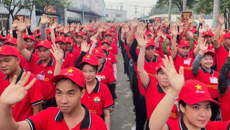 Công nhân Công ty Trách nhiệm hữu hạn Kỹ nghệ cửa Ý-Á Châu phấn khởi tham gia các hoạt động hướng đến kỷ niệm 80 năm Cách mạng Tháng Tám và Quốc khánh 2/9. qc4.jpg