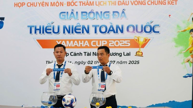Tổ trọng tài bốc thăm chia bảng cho 16 đội tham dự giải. hb6.jpg