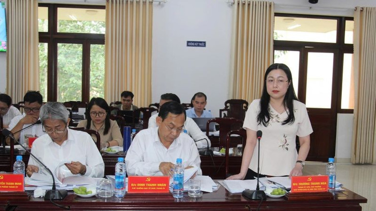 Các thành viên Tổ công tác góp ý tại buổi làm việc. to4.jpg