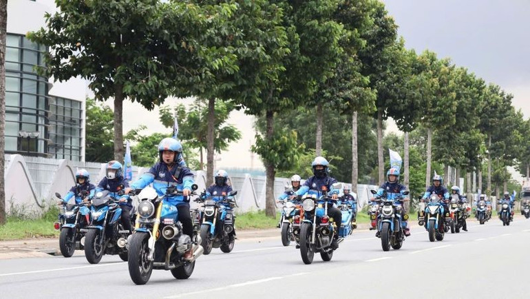Lực lượng mô-tô dẫn đường cho giải đua. xd2.jpg