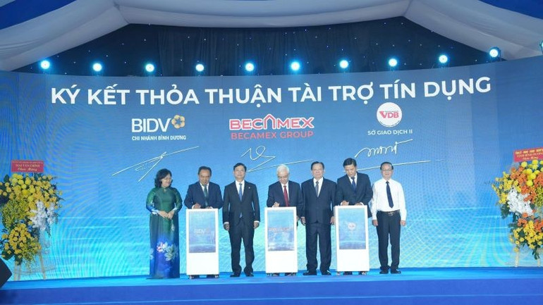Lãnh đạo tỉnh Bình Dương chứng kiến ký kết thoả thuận tài trợ tín dụng cho dự án. kc5.jpg