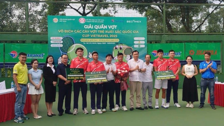 Ban tổ chức giải quần vợt và các đại biểu chụp hình lưu niệm cùng Đội tuyển Davis Cup Việt Nam. tn3.jpg