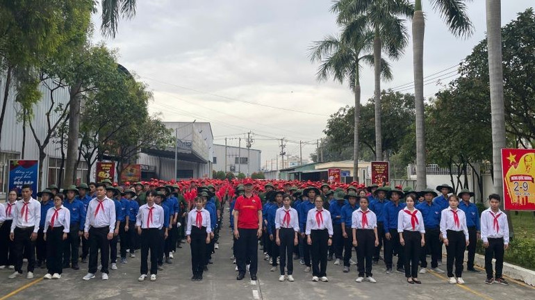 Ban Giám đốc, cán bộ công đoàn cùng toàn thể người lao động của Công ty Trách nhiệm hữu hạn Kỹ nghệ cửa Ý-Á Châu có mặt đông đủ tại nhà máy tham gia nghi thức chào cờ và các hoạt động kỷ niệm. qc1.jpg