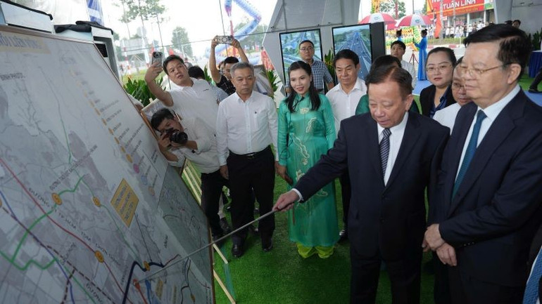 Phó Thủ tướng Chính phủ Mai Văn Chính nghe giới thiệu đường Vành đai 4 Thành phố Hồ Chí Minh đoạn qua tỉnh Bình Dương. kc4.jpg
