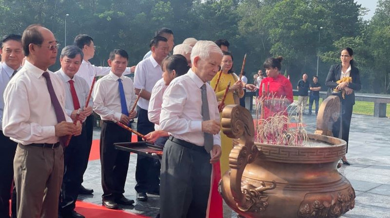 Nguyên Chủ tịch nước Nguyễn Minh Triết thắp hương tưởng nhớ các anh hùng liệt sĩ tại lễ khánh thành Tượng đài trung tâm Khu tưởng niệm Chiến khu D. t3.jpg