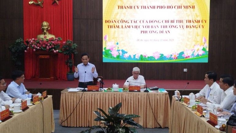 លេខាបក្សទីក្រុងហូជីមិញ លោក Tran Luu Quang បានអញ្ជើញជួបពិភាក្សាការងារជាមួយគណៈកម្មាធិការអចិន្ត្រៃយ៍នៃគណៈកម្មាធិការបក្សសង្កាត់ Di An។ tlq1.jpg