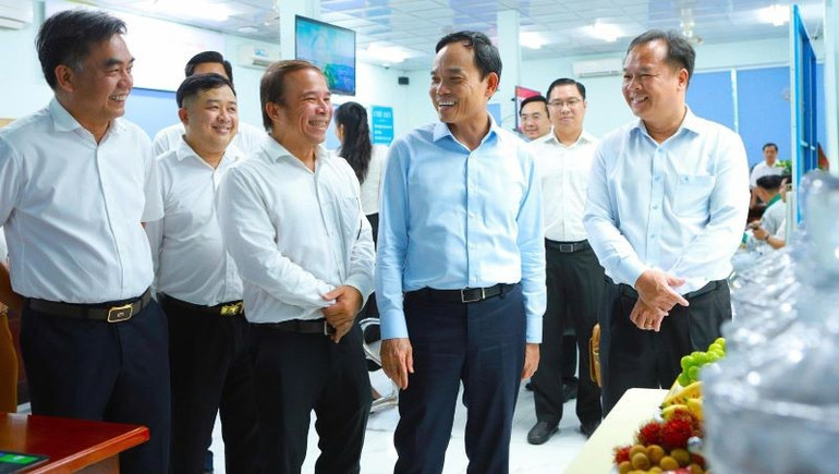 Bí thư Thành ủy Thành phố Hồ Chí Minh Trần Lưu Quang cùng đoàn công tác Thành ủy khảo sát tại Trung tâm phục vụ hành chính công phường Bình Dương. bd4.jpg