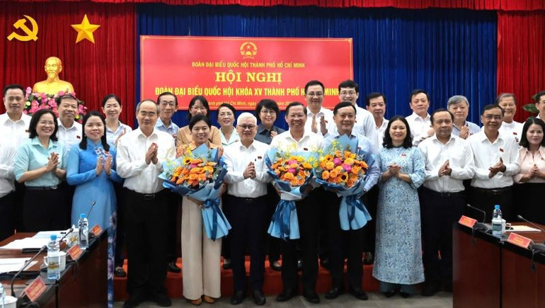 Các đại biểu chụp hình lưu niệm với các đồng chí nguyên lãnh đạo Đoàn đại biểu Quốc hội Thành phố nghỉ hưu, chuyển công tác. aq5.jpg