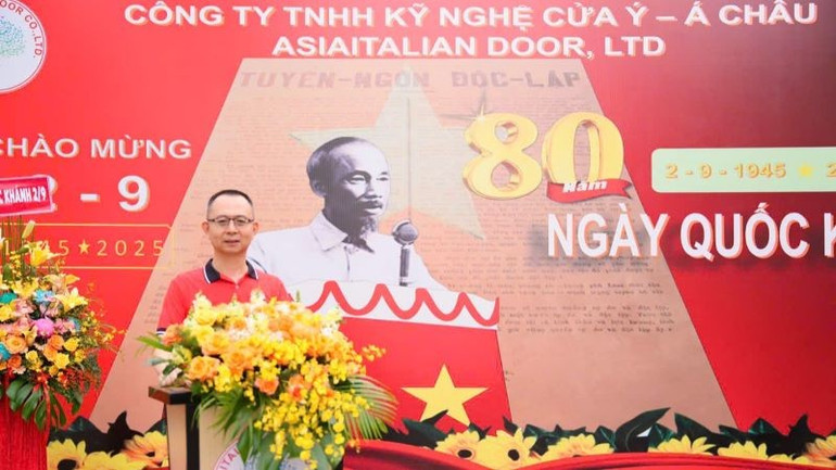 Ông Hsieh Mao Shan, Chủ tịch Hội đồng quản trị Công ty Trách nhiệm hữu hạn Kỹ nghệ cửa Ý-Á Châu, phát biểu tại lễ chào cờ và các hoạt động hướng đến kỷ niệm 80 năm Cách mạng Tháng Tám và Quốc khánh 2/9. qc7.jpg