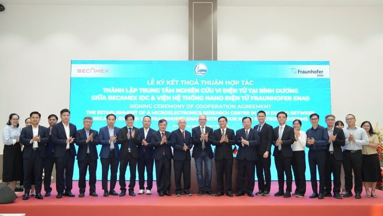 Các đại biểu dự ký kết thỏa thuận hợp tác giữa Tập đoàn Becamex và Viện Hệ thống Nano điện tử Fraunhofer ENAS. tb2.jpg