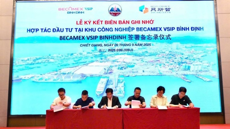 Lãnh đạo Công ty Cổ phần Becamex Bình Định ký kết biên bản ghi nhớ hợp tác với các doanh nghiệp Trung Quốc tại Hội thảo. b1.jpg