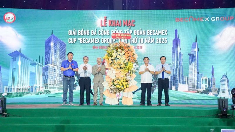 Lãnh đạo tỉnh Bình Dương trao tặng lẵng hoa chúc mừng khai mạc giải. bd2.jpg