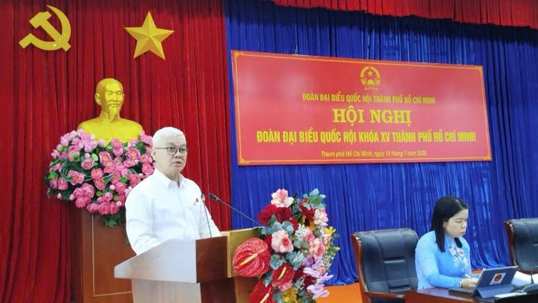 Đồng chí Nguyễn Văn Lợi, Ủy viên Trung ương Đảng, Trưởng đoàn Đại biểu Quốc hội Thành phố Hồ Chí Minh phát biểu ý kiến tại hội nghị. aq1.jpg