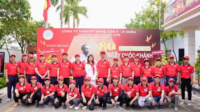 Lãnh đạo, Công đoàn cơ sở và công nhân lao động Công ty Trách nhiệm hữu hạn Kỹ nghệ cửa Ý-Á Châu chụp hình lưu niệm dịp kỷ niệm 80 năm Cách mạng Tháng Tám và Quốc khánh 2/9. qc8.jpg